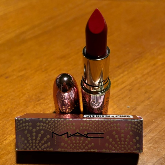 MAC Lustreglass Lipstick Put A Bow On It - Picture 3 of 16